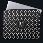 Funda Para Portátil Monograma del patrón de cuatrefoil blanco y negro<br><div class="desc">Un diseño clásico y elegante para cualquiera. Están disponibles colores y monogramas de moda. Un patrón retro con un toque moderno. Los elementos son más fáciles de personalizar cuando se reemplaza todo el texto primero. Si su arte todavía necesita ser ajustado, haga clic en el botón Personalizar Este botón. Esto...</div>