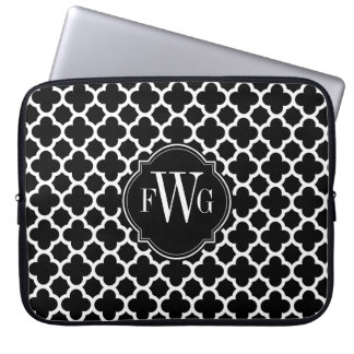 Funda Para Portátil Monograma del patrón de cuatrefoil en blanco y neg