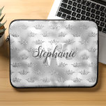 Funda Para Portátil Monograma del patrón de la corona del Purpurina de<br><div class="desc">Añada un toque de glamour a su portátil con esta manga de moda,  con un falso patrón de corona purpurina sobre un fondo falso de Relieve metalizado plateado. Personalízalo con tu fuente inicial en serif en blanco y tu nombre en la escritura moderna de caligrafía gris carbón.</div>