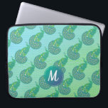 Funda Para Portátil Monograma del patrón de pavo real verde verde azul<br><div class="desc">Patrón de pavo real puro sobre fondo verde y acuamarina de dos tonos de color con elegante monograma.</div>