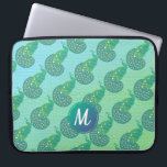 Funda Para Portátil Monograma del patrón de pavo real verde verde azul<br><div class="desc">Patrón de pavo real puro sobre fondo verde y acuamarina de dos tonos de color con elegante monograma.</div>