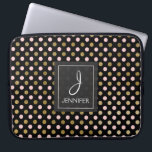 Funda Para Portátil Monograma del patrón de punto de polka rosa y Reli<br><div class="desc">Relieve metalizado dorado rosa,  negro y falso Patrón de Punto Polka Elegante Funda Monograma. Este funda se puede personalizar para incluir su nombre inicial y completo.</div>