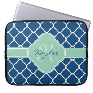 Funda Para Portátil Monograma del patrón de quatrefoil blanco azul