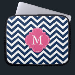 Funda Para Portátil Monograma del patrón de zigzags azul y fucsia<br><div class="desc">Diseño monograma de rayas de chevron modernas y de moda y cuatrefoil.</div>