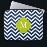 Funda Para Portátil Monograma del patrón de zigzags azul y verde<br><div class="desc">Diseño monograma de rayas de chevron modernas y de moda y cuatrefoil.</div>