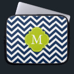 Funda Para Portátil Monograma del patrón de zigzags azul y verde<br><div class="desc">Diseño monograma de rayas de chevron modernas y de moda y cuatrefoil.</div>