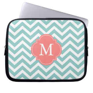 Funda Para Portátil Monograma del patrón de zigzags de fábrica y coral