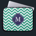 Funda Para Portátil Monograma del patrón de zigzags verdes y azules de<br><div class="desc">Diseño monograma de rayas de chevron modernas y de moda y cuatrefoil.</div>