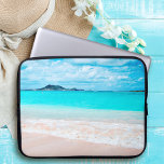 Funda Para Portátil Monograma del personalizado de fotos del océano y<br><div class="desc">Recuerda el olor fresco a sal del aire del océano. Relájate, respira y explora la soledad de una playa hawaiana vacía con esta impresionante manga de neopreno monograma personalizado de fotografía de colores vivos. Esta funda portátil tiene tres tamaños: 15", 13" y 10". Hace un gran regalo para alguien especial!...</div>