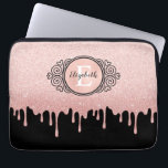Funda Para Portátil Monograma del Purpurina de oro del Rosa negro Girl<br><div class="desc">Un purpurina de oro negro y rosa gotea manga portátil con un elegante monograma de desplazamiento. ¡Personalízalo por ti mismo o por un regalo! Diseñado para ti por Blackberry Boulevard.</div>