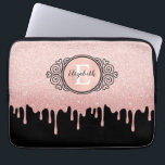 Funda Para Portátil Monograma del Purpurina de oro del Rosa negro Girl<br><div class="desc">Un purpurina de oro negro y rosa gotea manga portátil con un elegante monograma de desplazamiento. ¡Personalízalo por ti mismo o por un regalo! Diseñado para ti por Blackberry Boulevard.</div>