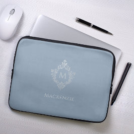 Funda Para Portátil Monograma Dusty Blue Elegant Escudo Faux Silver No