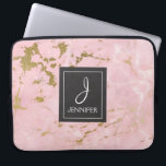 Funda Para Portátil Monograma elegante de mármol rosa dorado rosa<br><div class="desc">Funda Monograma Elegante de Mármol Rosa Gold Faux. Este funda se puede personalizar para incluir su nombre inicial y completo.</div>