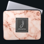 Funda Para Portátil Monograma elegante de mármol rosa dorado rosa<br><div class="desc">Funda Monograma Elegante de Mármol Rosa Gold Faux. Este funda se puede personalizar para incluir su nombre inicial y completo.</div>