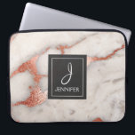 Funda Para Portátil Monograma elegante de mármol rosa dorado rosa<br><div class="desc">Funda Monograma Elegante de Mármol Rosa Gold Faux. Este funda se puede personalizar para incluir su nombre inicial y completo.</div>