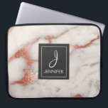 Funda Para Portátil Monograma elegante de mármol rosa dorado rosa<br><div class="desc">Funda Monograma Elegante de Mármol Rosa Gold Faux. Este funda se puede personalizar para incluir su nombre inicial y completo.</div>