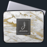 Funda Para Portátil Monograma elegante de oro y mármol blanco<br><div class="desc">Funda de Monograma Elegante de Mármol Blanco y Oro. Este funda se puede personalizar para incluir su nombre inicial y completo.</div>