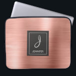 Funda Para Portátil Monograma elegante Metalizado de oro rosa rosa<br><div class="desc">Faux Oro Rosa Rojo Cepillado Metalizado Elegante Funda Monograma. Este funda se puede personalizar para incluir su nombre inicial y su nombre de pila.</div>