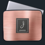 Funda Para Portátil Monograma elegante Metalizado de oro rosa rosa<br><div class="desc">Faux Oro Rosa Rojo Cepillado Metalizado Elegante Funda Monograma. Este funda se puede personalizar para incluir su nombre inicial y su nombre de pila.</div>