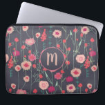 Funda Para Portátil Monograma Floral oscuro<br><div class="desc">Bonito suelta pintura rosa de flores silvestres sobre un fondo gris oscuro. Cambiar el monograma inicial a personalizar.</div>