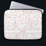 Funda Para Portátil Monograma geométrico triangular de Relieve metaliz<br><div class="desc">Manga de Relieve metalizado dorado triangular de monograma geométrico de  Girly Rosa. Fácil de personalizar con texto,  fuentes y colores. Creado por el diseñador Zazzle pro BK Thompson © exclusivamente para Cedar y String; por favor contáctenos si necesita ayuda con el diseño.</div>