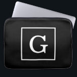 Funda Para Portátil Monograma inicial con marco blanco negro<br><div class="desc">Monograma inicial con marco blanco negro Un fondo sólido y negro elegante con un área enmarcada en blanco para su monograma, nombre u otro texto. También puede cambiar el tipo de letra del texto, cambiar el tamaño y el color del tipo de letra, mover el texto, etc. Si quieres este...</div>