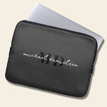 Funda Para Portátil Monograma inicial moderno negro y elegante<br><div class="desc">Una funda moderna de portátil negro con un diseño de monograma manuscrito de escritura elegante y blanco. Es perfecto para todo el mundo de negocios y contemporáneos.</div>