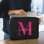Funda Para Portátil Monograma inicial negro y negrita rosado caliente<br><div class="desc">Actualice su estilo tecnológico con nuestra funda de portátil inicial monocroma rosa y negro moderno y limpio. Esta manga, construida con un elegante exterior negro acentuado por llamativas iniciales en blanco y negro, ofrece una protección moderna con un toque de elegancia personalizada. Aumente el aspecto de su portátil y salvaguarde...</div>