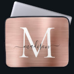 Funda Para Portátil Monograma lindo femenino metalizado de la<br><div class="desc">Manga linda femenina metalizado del ordenador del monograma de la escritura del oro color de rosa rosado</div>