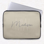 Funda Para Portátil Monograma Minimalista moderno Nombre de guión beig<br><div class="desc">Proteja su portátil con estilo con este funda de portátil Monograma Beige Script Name moderno Minimalista. Con un diseño elegante y elegante, esta manga muestra su monograma personalizado con sus iniciales y su nombre en un guión moderno y refinado. El color beige neutro aporta un toque sofisticado, lo que lo...</div>