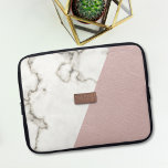Funda Para Portátil Monograma moderno de mármol rosa de cuero Rubor fa<br><div class="desc">Una bonita manga delgada con un efecto de cuero rosa negro y mármol blanco con un falso nombre metálico en rosa 3D con sus iniciales. Todo falso fabulosamente y es un efecto visual impreso. No hubo vacas rosas ni criaturas de mármol que resultaran perjudicadas en el proceso. Añade tus iniciales...</div>