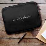 Funda Para Portátil Monograma moderno de nombre completo en blanco y n<br><div class="desc">Diseño de monograma cursivo de nombre completo en blanco y negro minimalista. Perfecto para la vida cotidiana.</div>