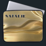 Funda Para Portátil Monograma moderno de Relieve metalizado dorado de<br><div class="desc">Este exclusivo funda de manga portátil presenta un fondo de Relieve metalizado líquido dorado tridimensional. ¡Irradia glamour! Añadir un nombre para personalizarlo. Hace un gran regalo. Creado por Simply Farmhouse Press.</div>