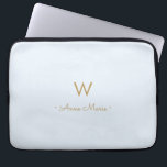Funda Para Portátil Monograma moderno en azul polvoriento claro y dora<br><div class="desc">Un diseño de monograma elegante y moderno con tipografía manuscrita dorada minimalista y tipografía de bloque sans serif sobre un elegante fondo pastel pálido azul polvoriento claro. El monograma y el nombre se pueden personalizar fácilmente.</div>