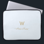 Funda Para Portátil Monograma moderno en guión dorado azul polvoriento<br><div class="desc">Un diseño de monograma elegante y moderno con tipografía de guión minimalista manuscrita dorada y tipografía de bloque sans serif sobre un elegante fondo pastel pálido azul polvoriento claro. El monograma y el nombre pueden personalizarse fácilmente.</div>