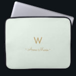 Funda Para Portátil Monograma moderno en verde salvia y dorado<br><div class="desc">Un diseño de monograma elegante y moderno con tipografía manuscrita dorada minimalista y tipografía de bloque sans serif sobre un elegante fondo verde salvia pastel pálido. El monograma y el nombre pueden personalizarse fácilmente.</div>