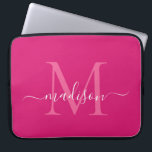 Funda Para Portátil Monograma moderno Magenta con guión de guion rosa<br><div class="desc">Monograma moderno Magenta caliente Moda guion de color blanco rosado Nombre de la funda de la computadora</div>