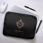 Funda Para Portátil Monograma Negro Rosa Elegante Rosa Nombre Escudo O<br><div class="desc">Un elegante diseño de color negro y oro rosa con el monograma inicial en un escudo vintage, recomendado para una mujer. El escudo es oro rosa (falso), el fondo es rosa rubor. Bajo el escudo, está el nombre en mayúsculas. El texto es un rosa más oscuro, similar al escudo. El...</div>