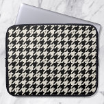 Funda Para Portátil Monograma Personalizado Houndstoth Black Off White<br><div class="desc">Trate a uno mismo o a un ser querido con una funda monogramada hecha a medida. Con el icónico patrón Houndstoth en blanco y negro neutro. Esta manta atemporal es un tema recurrente en el mundo del diseño - audaz, moderno y nunca desfasado! Sus iniciales están incorporadas en el patrón...</div>