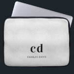 Funda Para Portátil Monograma plateado nombre metalizado minimalista<br><div class="desc">Un clásico fondo metálico de imitación plateada. Personalice y agregue sus iniciales de monograma y nombre completo. Moderna,  moderna y sencilla. Tanto para él como para ella.</div>