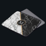 Funda Para Portátil Monograma Portátil Sleed Lápida de Mármol Blanco N<br><div class="desc">Piedra de mármol blanco y negro de moda - Añade tu carta / año - edad / número / más. Diseño por MIGNED</div>