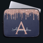 Funda Para Portátil Monograma Purpurina azul de la Marina de Oro Rosa<br><div class="desc">Oro rosa y azul de la marina de la marea azul goteando Purpurina moderno y elegante y elegante Funda de Monograma elegante. Este funda se puede personalizar para incluir su nombre inicial y su nombre de pila.</div>
