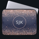 Funda Para Portátil Monograma Purpurina azul de la marina de oro rosa<br><div class="desc">Rubor Pink - Rosa Gold y Purpurina de Faux Azul de la Marina y Funda Sparkle Elegant Monogrammed Initials. Este funda se puede personalizar para incluir su nombre inicial y su nombre de pila.</div>