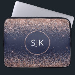 Funda Para Portátil Monograma Purpurina azul de la marina de oro rosa<br><div class="desc">Rubor Pink - Rosa Gold y Purpurina de Faux Azul de la Marina y Funda Sparkle Elegant Monogrammed Initials. Este funda se puede personalizar para incluir su nombre inicial y su nombre de pila.</div>