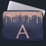 Funda Para Portátil Monograma Purpurina azul de la Marina de Oro Rosa<br><div class="desc">Oro rosa y azul de la marina de la marea azul goteando Purpurina moderno y elegante y elegante Funda de Monograma elegante. Este funda se puede personalizar para incluir su nombre inicial y su nombre de pila.</div>