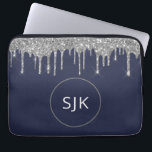 Funda Para Portátil Monograma Purpurina azul de la marina de plata per<br><div class="desc">Purpurina personalizado de Silver y Navy Blue Faux y Funda Sparkle Elegant Monogrammed Initials. Este funda se puede personalizar para incluir su nombre inicial y su nombre de pila.</div>