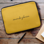 Funda Para Portátil Monograma redondeado de color amarillo moderno y b<br><div class="desc">Un magnífico fondo amarillo mostaza con un hermoso monograma cursivo.</div>