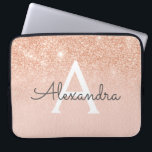 Funda Para Portátil Monograma Rosa de Purpurina y espuma de oro<br><div class="desc">Glam Rosa Gold Ombre Faux Purpurina y Sparkle Modern and Elegant Monogram Funda. Este funda se puede personalizar para incluir su nombre inicial y su nombre de pila.</div>