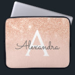 Funda Para Portátil Monograma Rosa de Purpurina y espuma de oro<br><div class="desc">Glam Rosa Gold Ombre Faux Purpurina y Sparkle Modern and Elegant Monogram Funda. Este funda se puede personalizar para incluir su nombre inicial y su nombre de pila.</div>