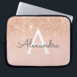 Funda Para Portátil Monograma Rosa de Purpurina y espuma de oro<br><div class="desc">Glam Rosa Gold Ombre Faux Purpurina y Sparkle Modern and Elegant Monogram Funda. Este funda se puede personalizar para incluir su nombre inicial y su nombre de pila.</div>